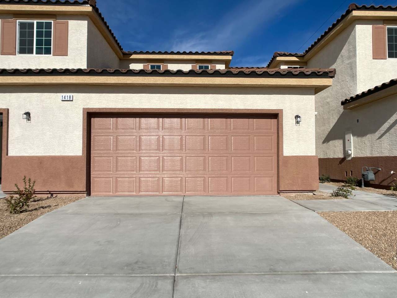 3 BED 2.5 BATH 2 CAR GARAGE TOWNHOUSE w/ PRIVATE BACKYARD in GATED COMMUNITY.