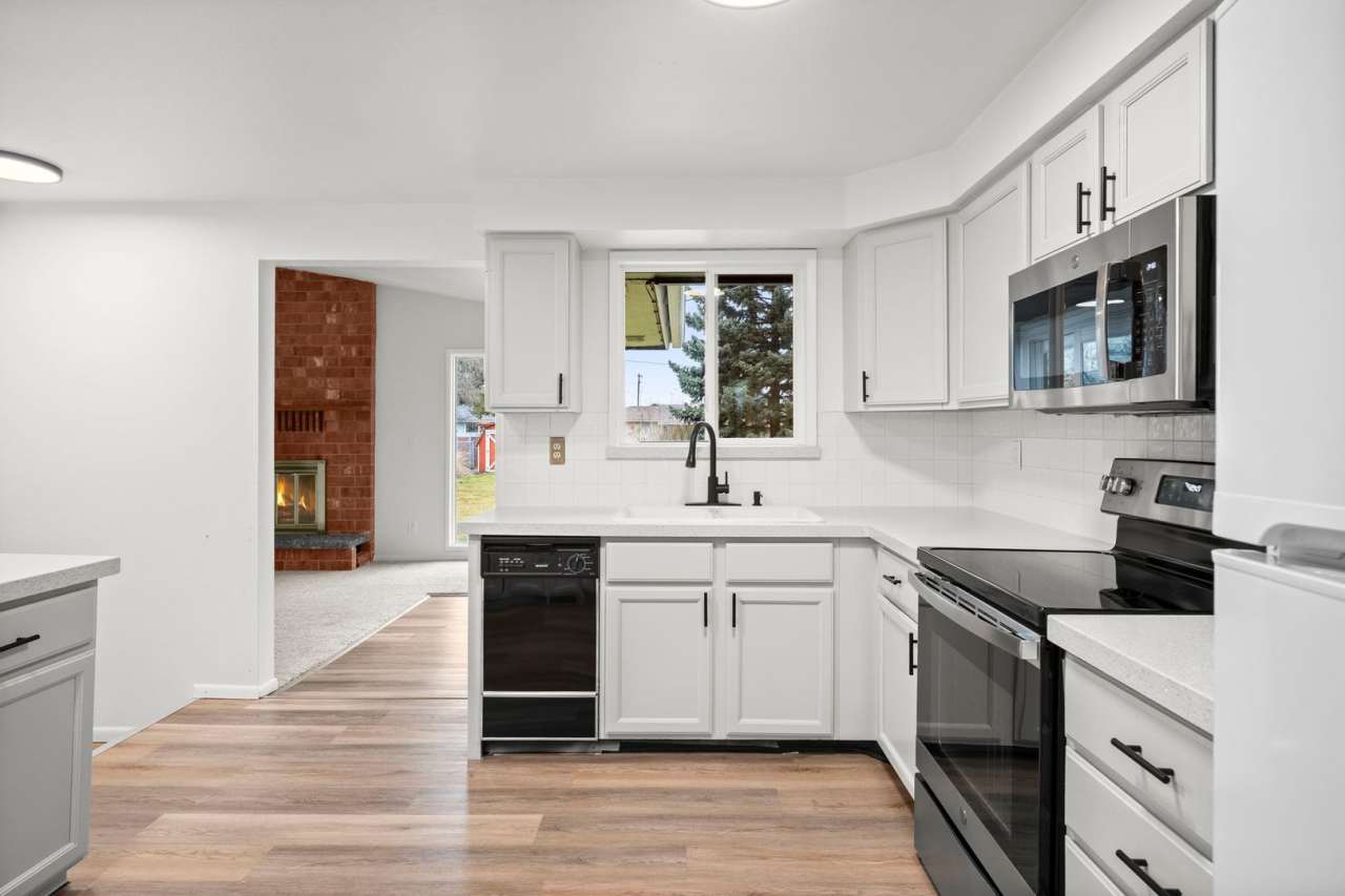 Great Location! - 3 Bedroom Valley Home!