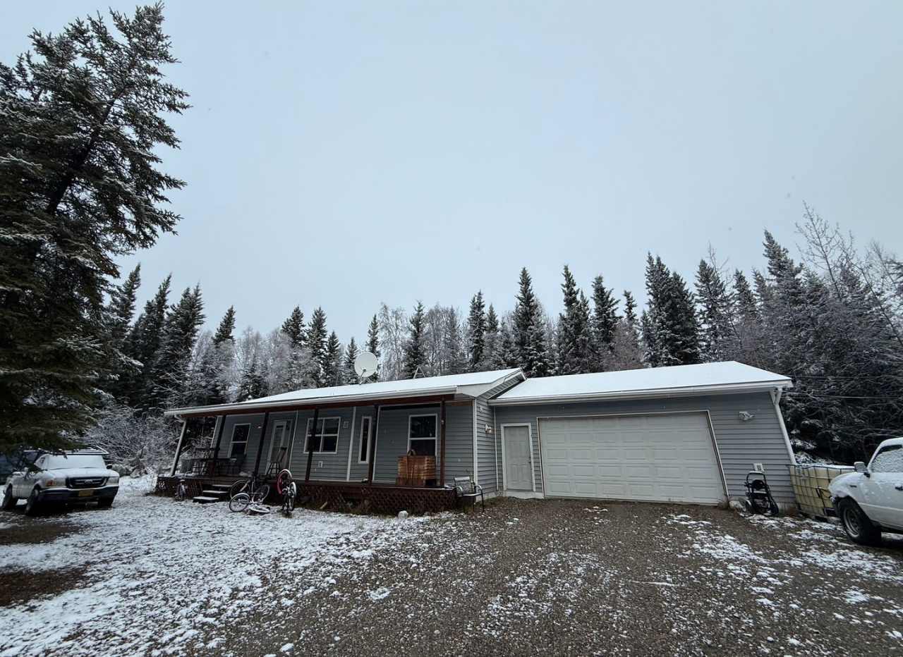 Home in North Pole / 2 Car Garage / Pet friendly