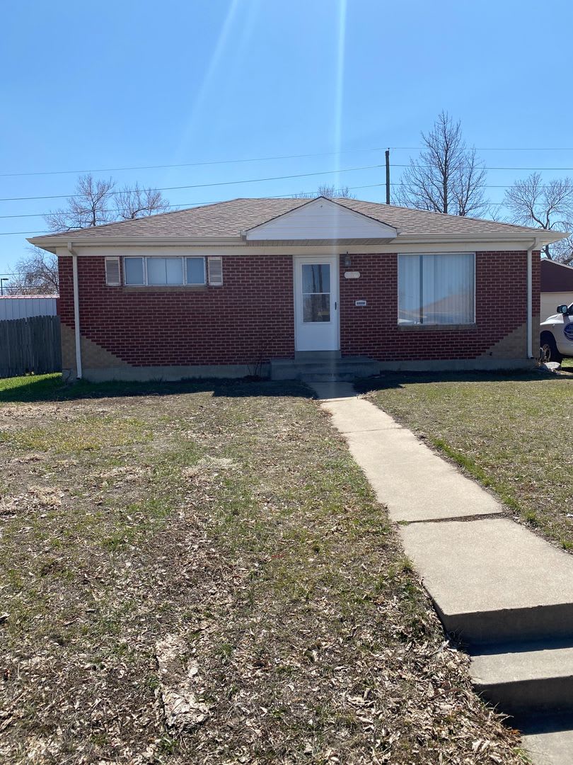 Charming 4 bed/2 bath Brick Home! Available May 9th!