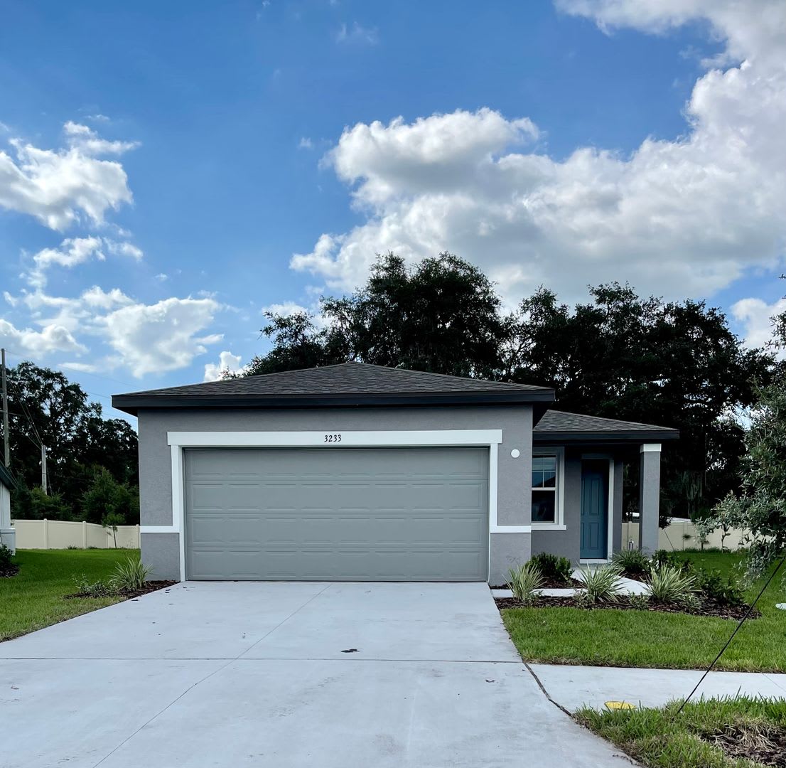 Available NOW! VERY well maintained 4/2 in Monroe Meadows / Wesley Chapel!