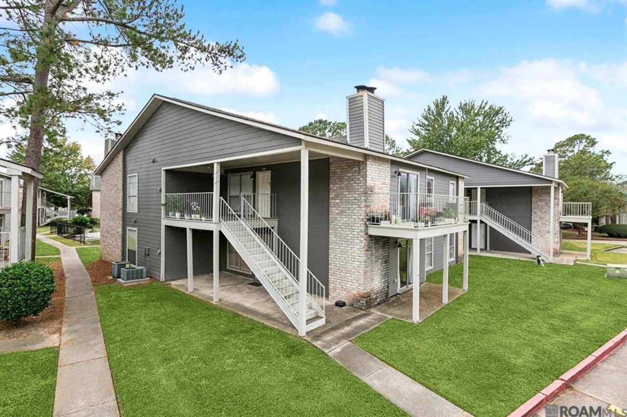 Welcome home to this charming 2-bedroom, 2-bath downstairs unit in the heart of Baton Rouge—just minutes from LSU!