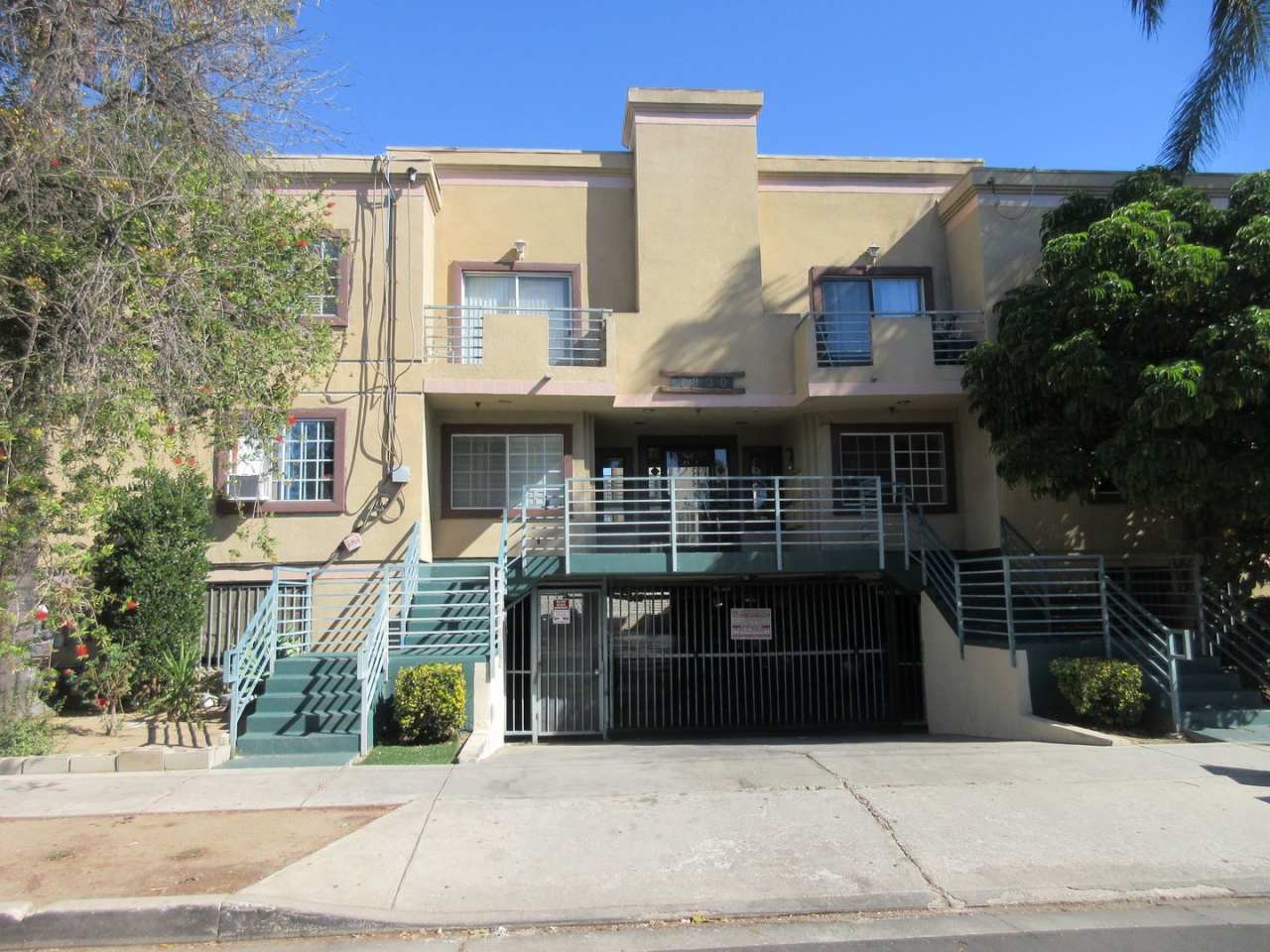 *Reduced* 2 bedroom Canoga Park condo with stackable washer and dryer provided!