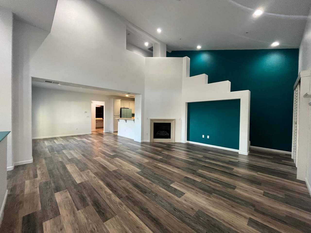 Huge 2bed 2story home with loft! Close to i80 and i5 freeway