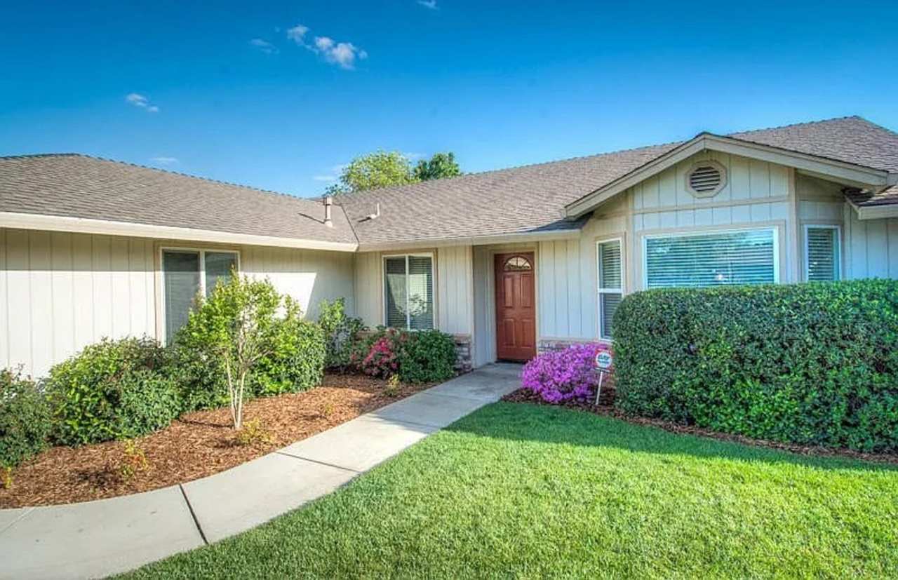 BEAUTIFUL 4 BED 2 BATH HOME IN REDDING - AVAILABLE NOW!