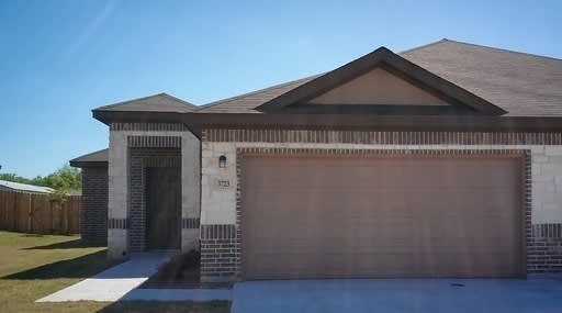 Beautiful 3 Bedroom Duplex Located in Waco, Texas!