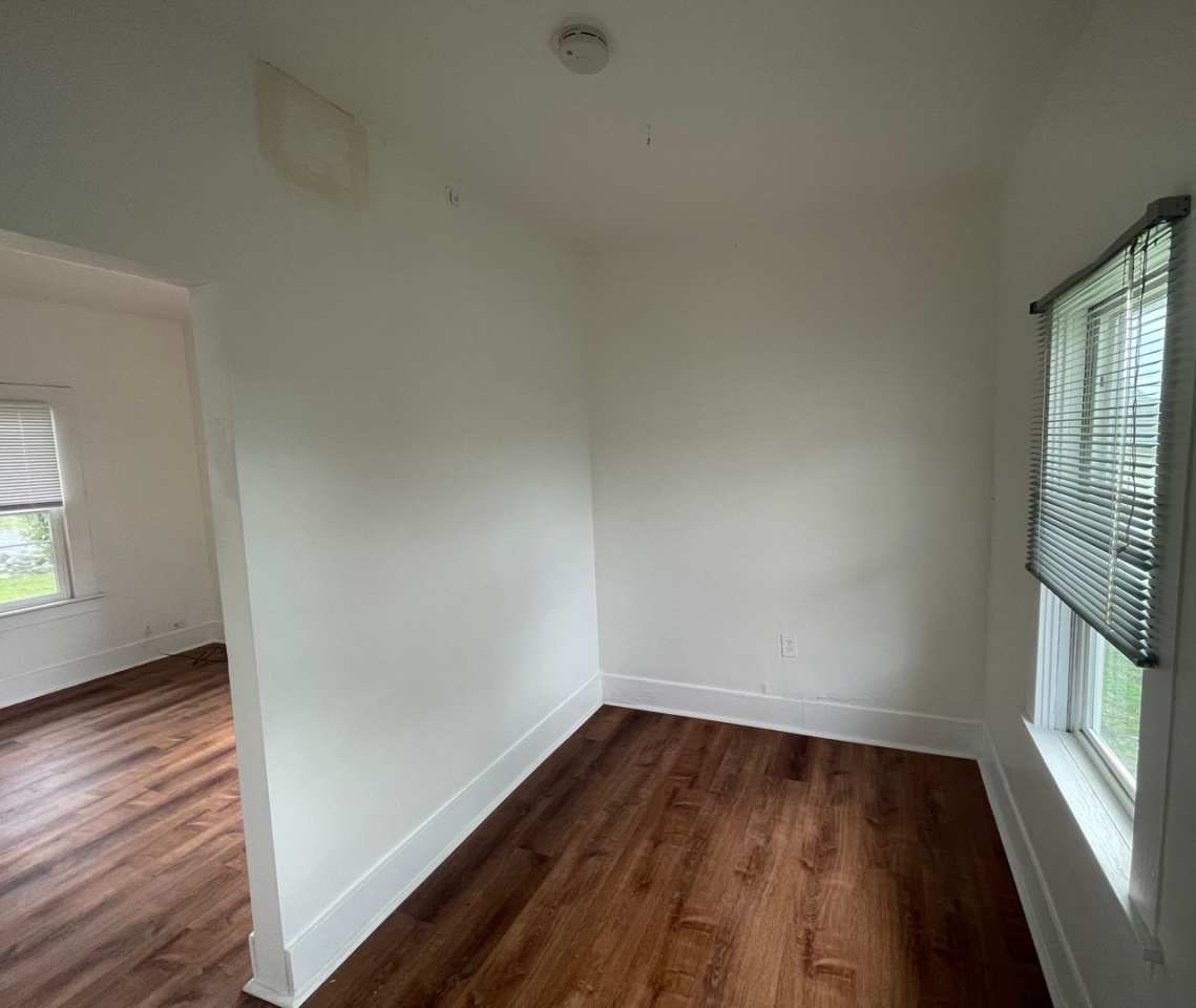 Cozy one bedroom with den and 1 car garage. Nicely located right in the middle of town.