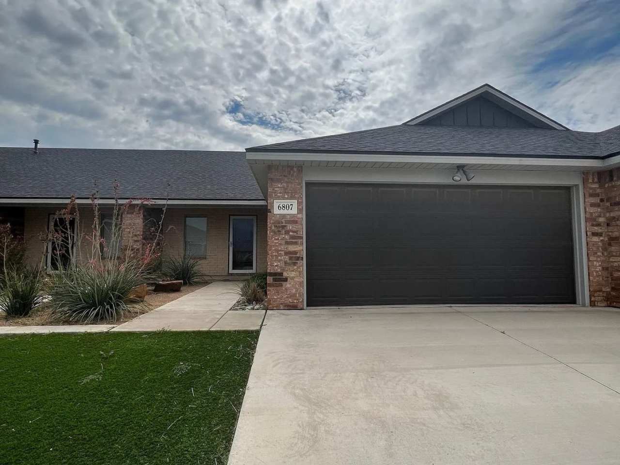 Beautiful 2 bed/2 bath/2 car garage Townhome!