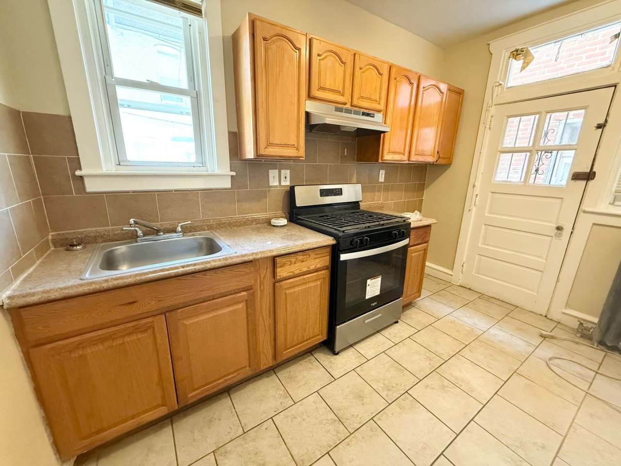 Gorgeous 3-Bed Townhome in Olney! Available NOW!