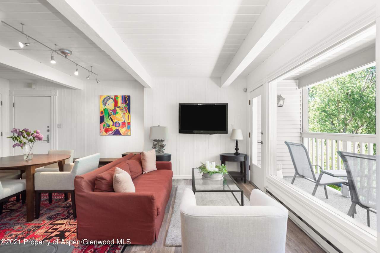 916 E Hopkins Avenue unit: 204