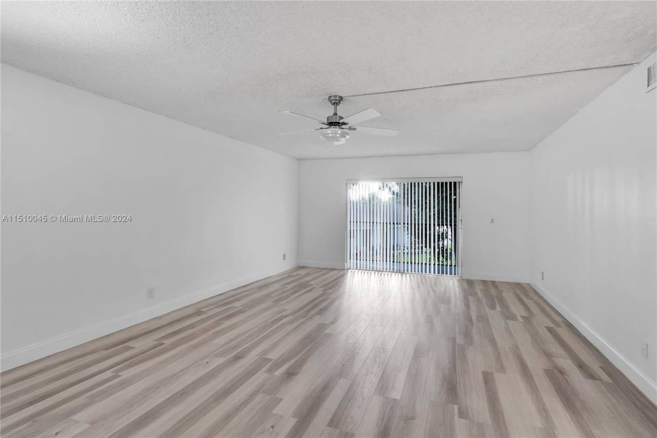 8513 Old Country Manor