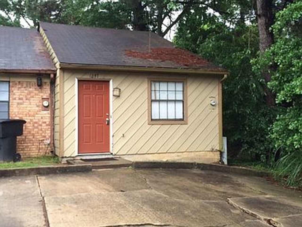 Perfect 1 Bedroom 1 Bathroom With Fenced In Backyard!