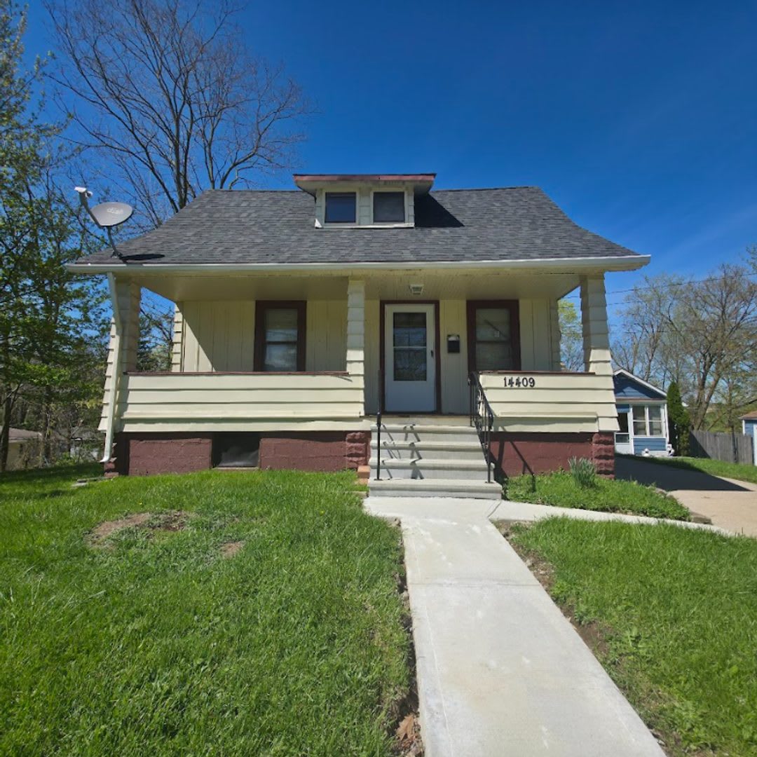 Single Family Home 2 beds 1 bath Available Now!