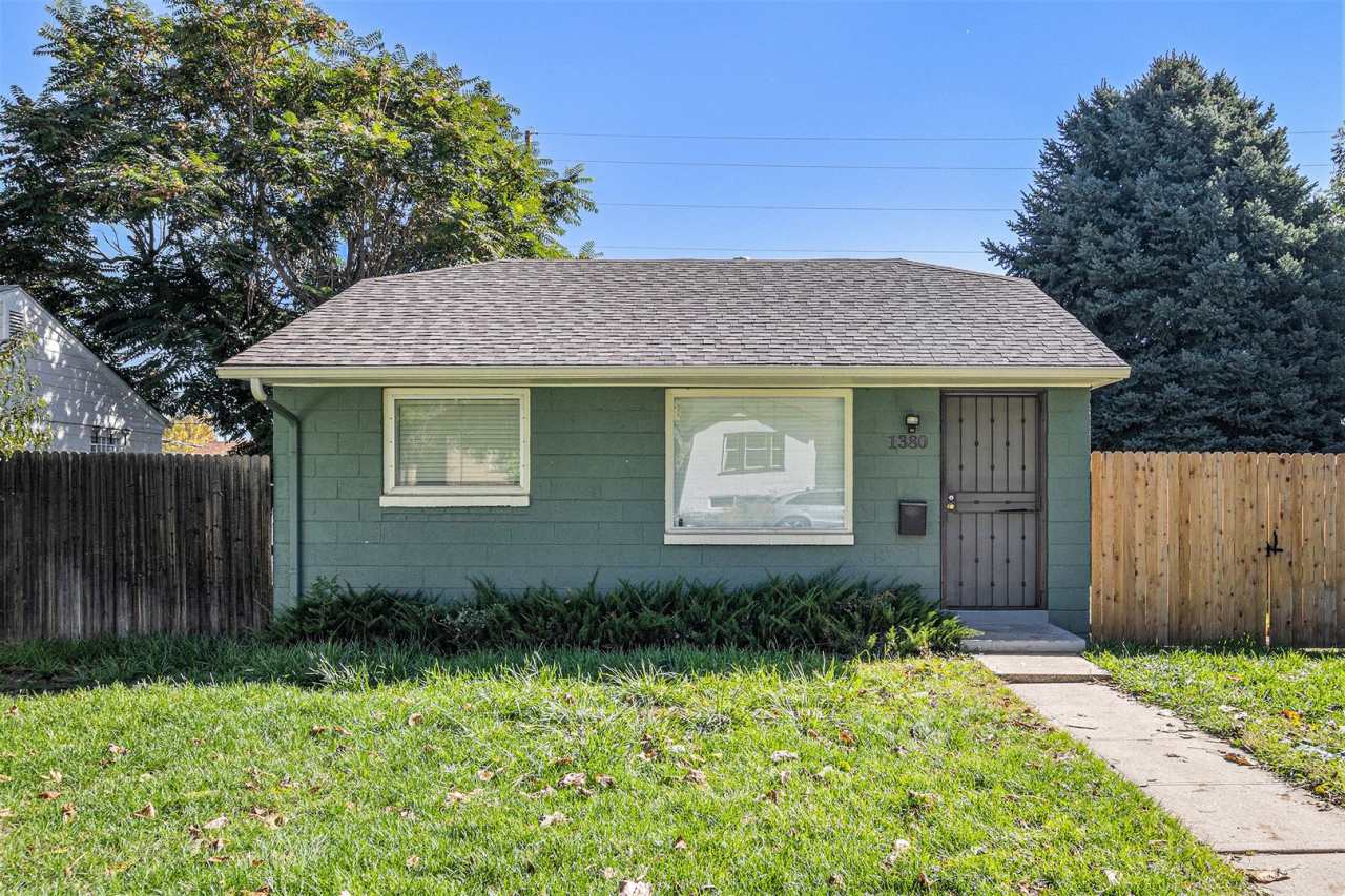 Spacious 2 bedroom with large den in the heart of Villa Park! LEASING SPECIAL info below