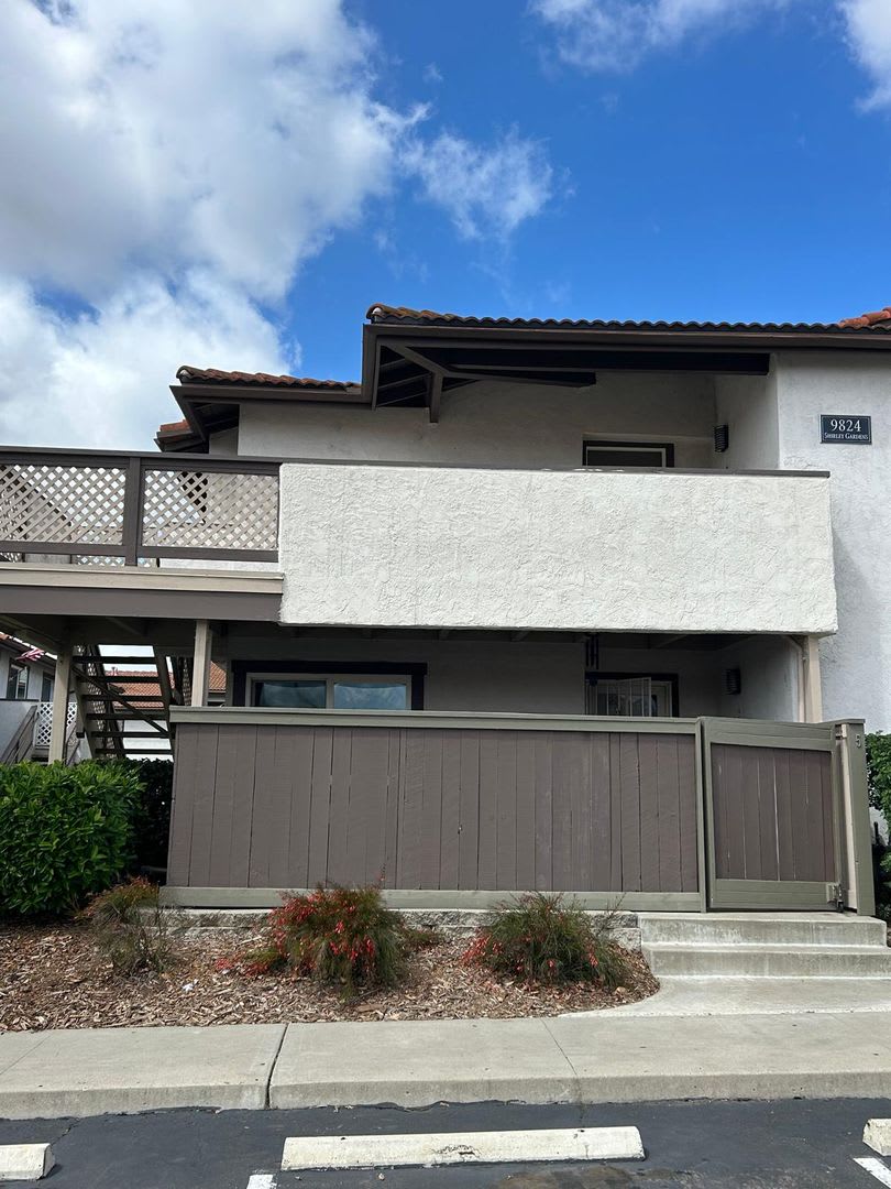 Desirable 2 bedroom condo in Santee! Gated community, Great Amenities!!!