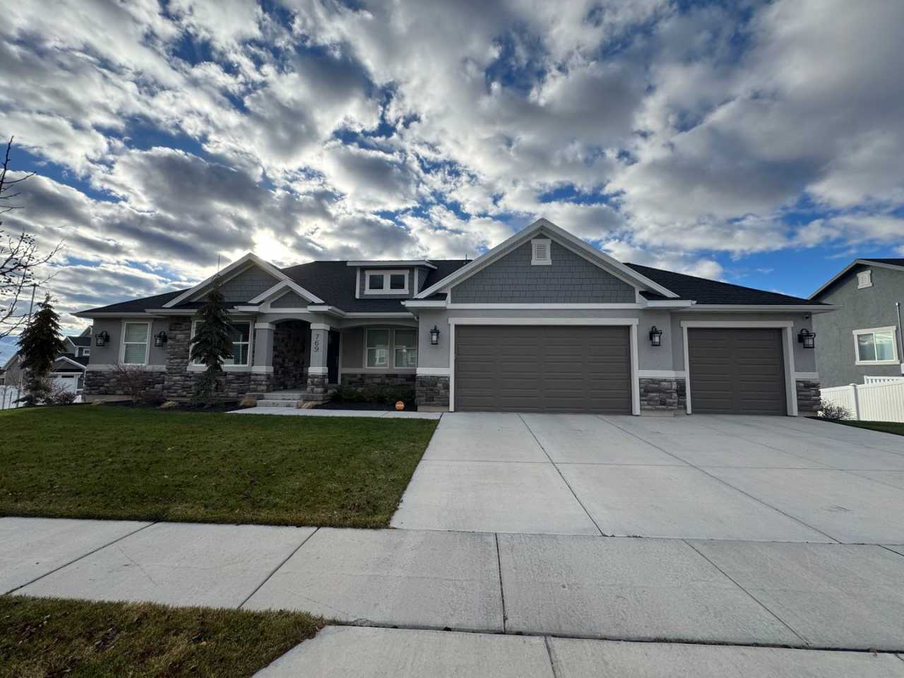 5 Bedroom 3.5 Bathroom, plus bonus room, Home in Lehi Utah!