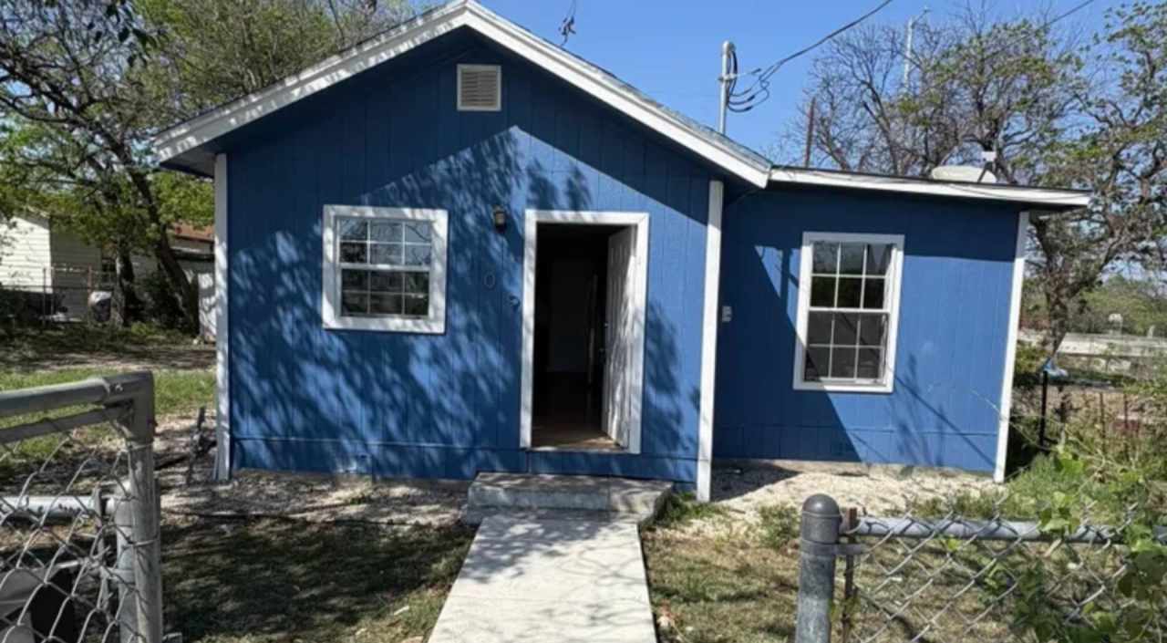 Room in 2 Bedroom Home at Rounds St