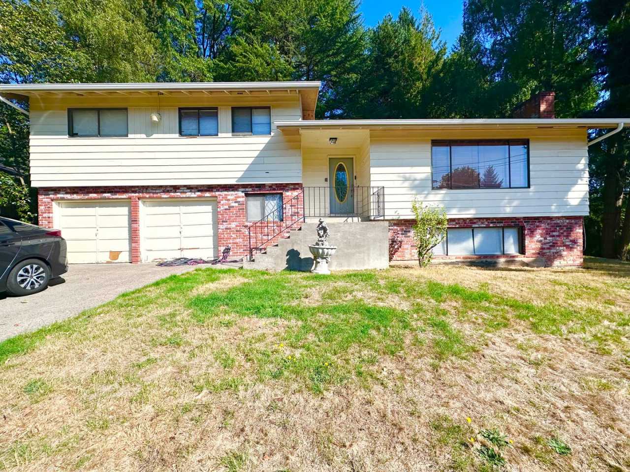 Charming Split-Level Fully Furnished Home 3 Beds 2.5 Baths in Lake Oswego!