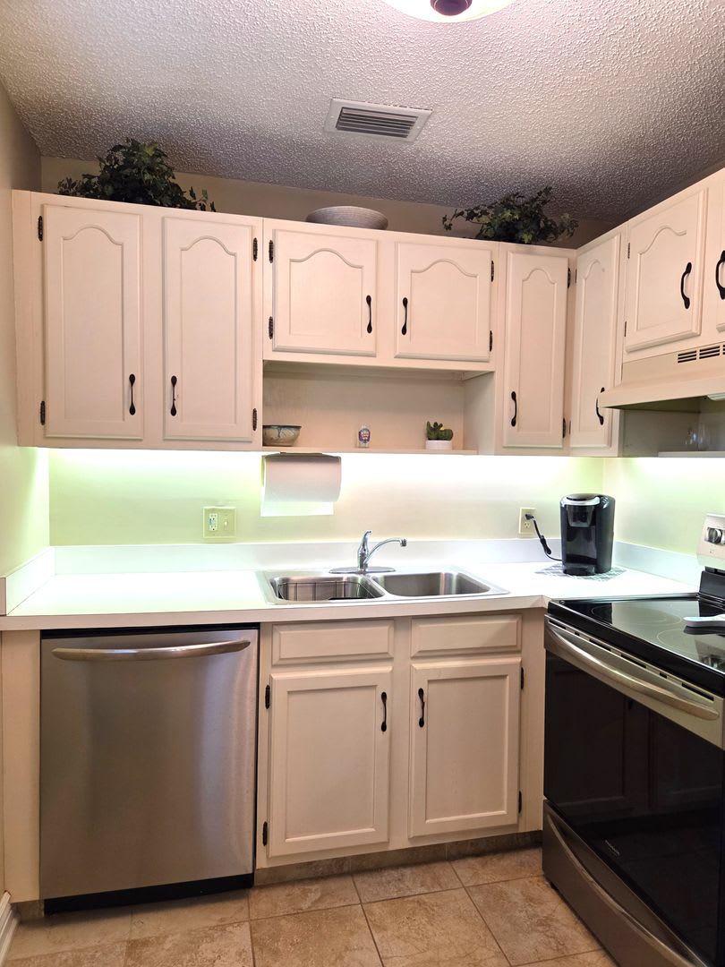 Over 55 Community! Adorable Furnished One Bedroom in Vista Gardens