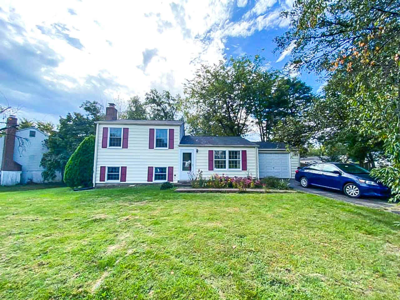 Beautifully Maintained 3 Bed 2 Bath Single Family In Beautiful Dulles Park Community