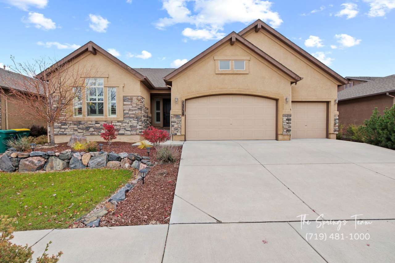 BEAUTIFUL 4BD + BONUS ROOM/3BA/3 CAR GARAGE in FLYING HORSE!