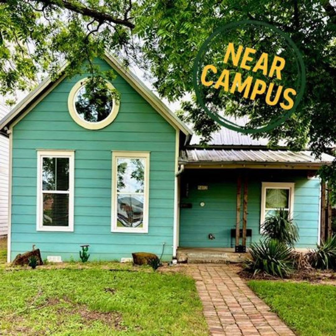 2 bedroom HOUSE on the edge of Baylor's campus!