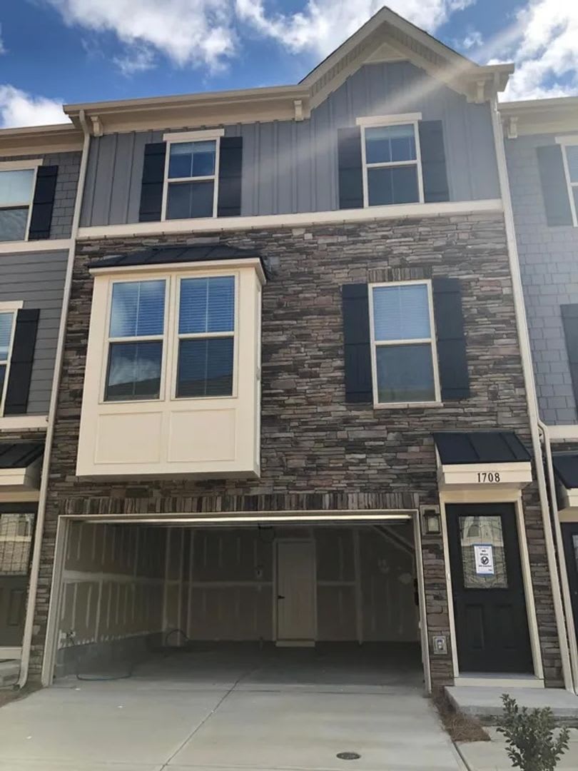 3BR 2.5 BA townhome with all the builder options in a great location in Oakhurst