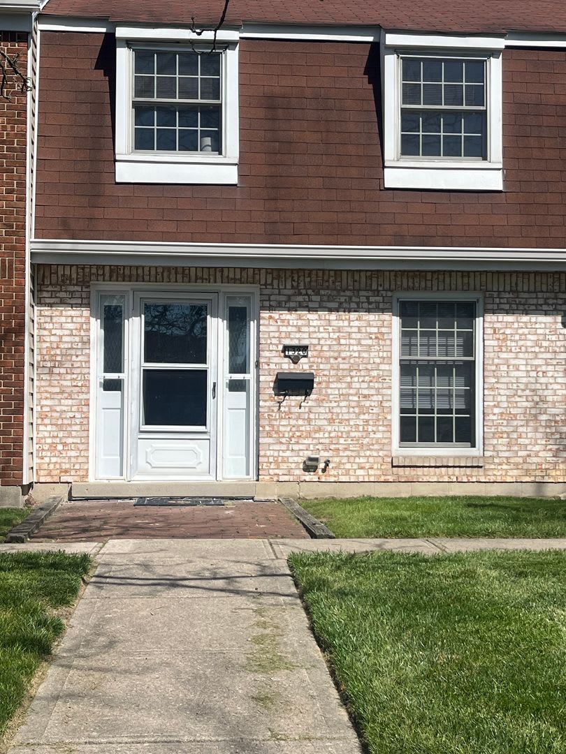 3 bedroom Condo - Includes resident only clubhouse and pool