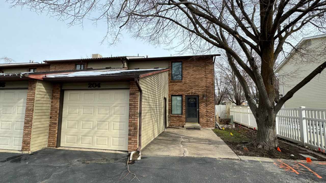 Beautiful town home in Centerville! 3 bedroom 1.5 bathroom