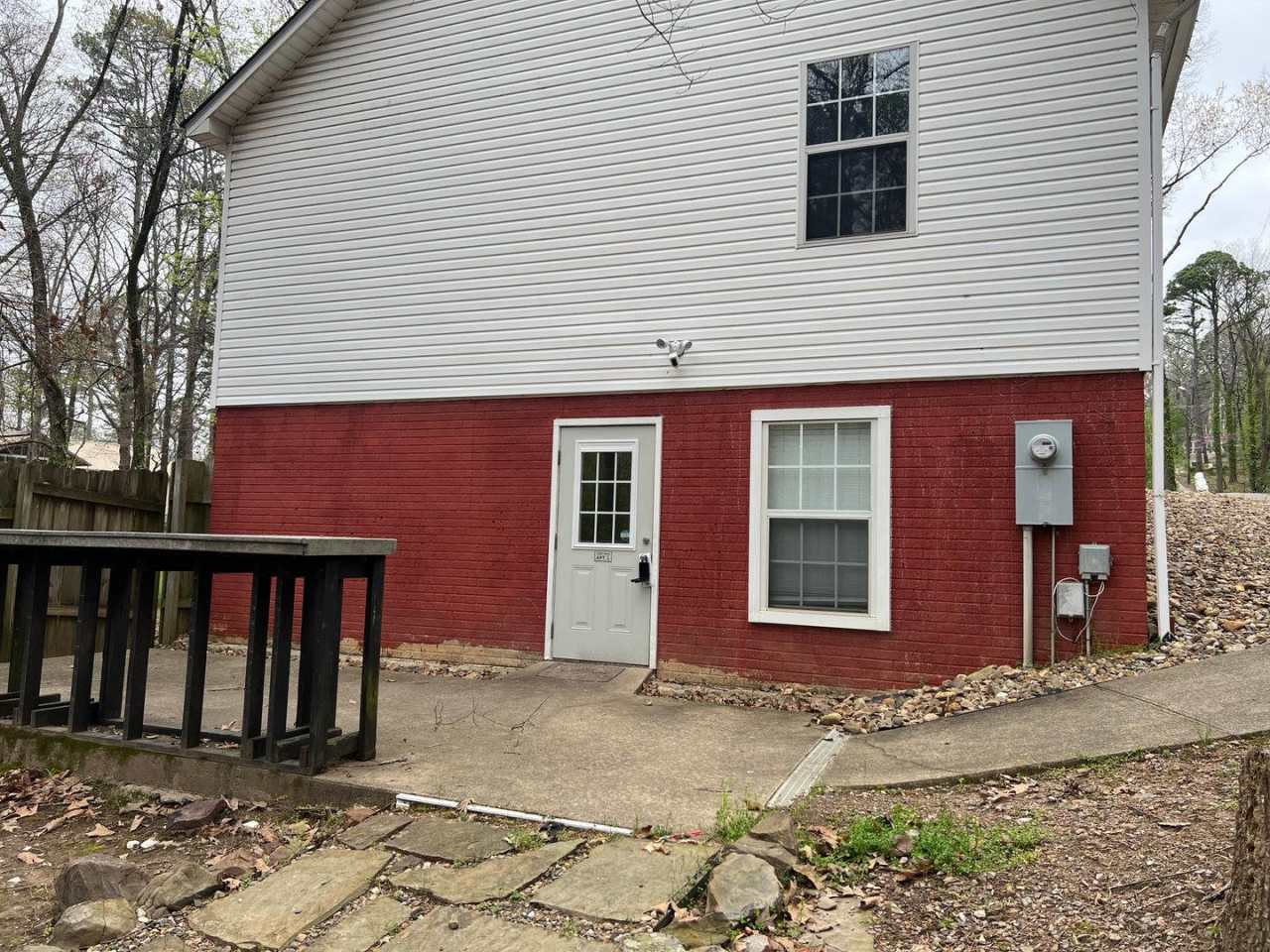 13301 Kanis Rd, Lower Apt, Little Rock AR 72211 - Beautiful and semi-secluded rear entry 2br 1ba rear entry apt
