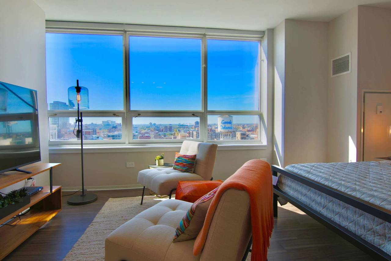 886 West Adams Street