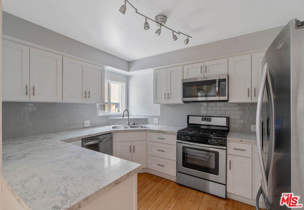 2030 N Vermont Ave unit: 6