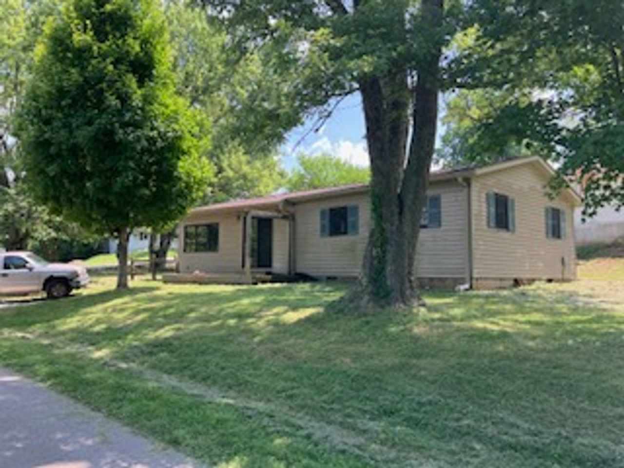 3 bedroom, 1 bath Home: Located in Ellettsville! REDUCED PRICE!