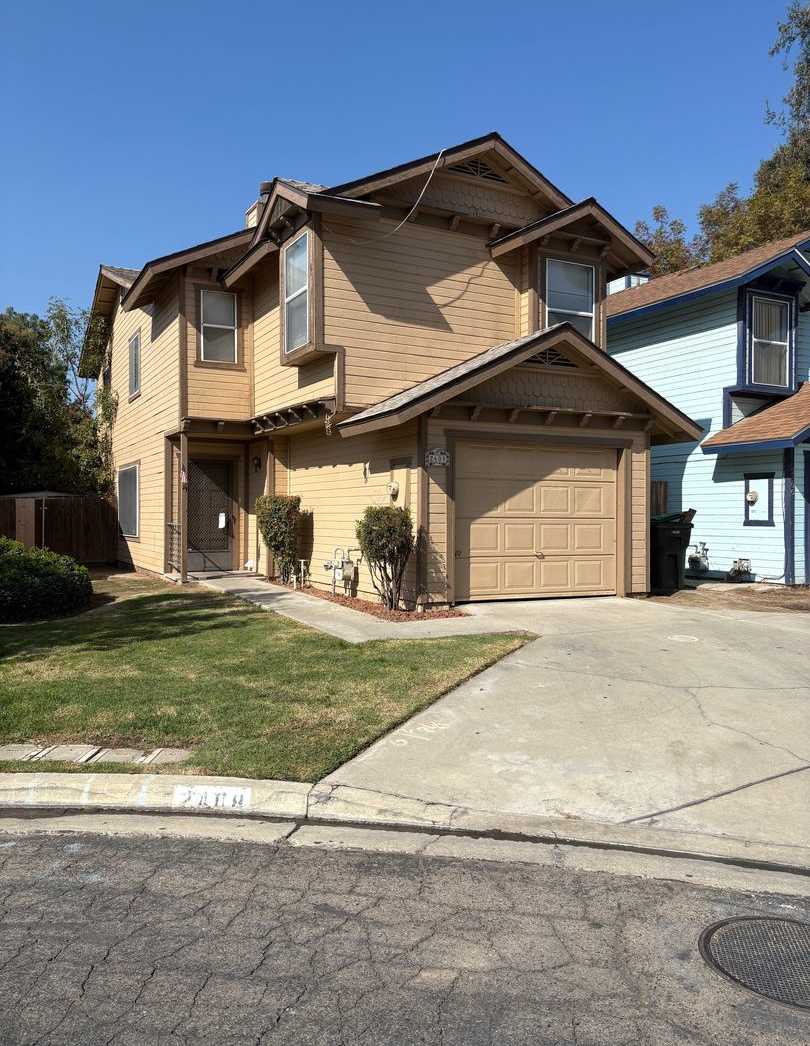 Charming 3 Bed/2.5 Bath on Packwood Available Now!