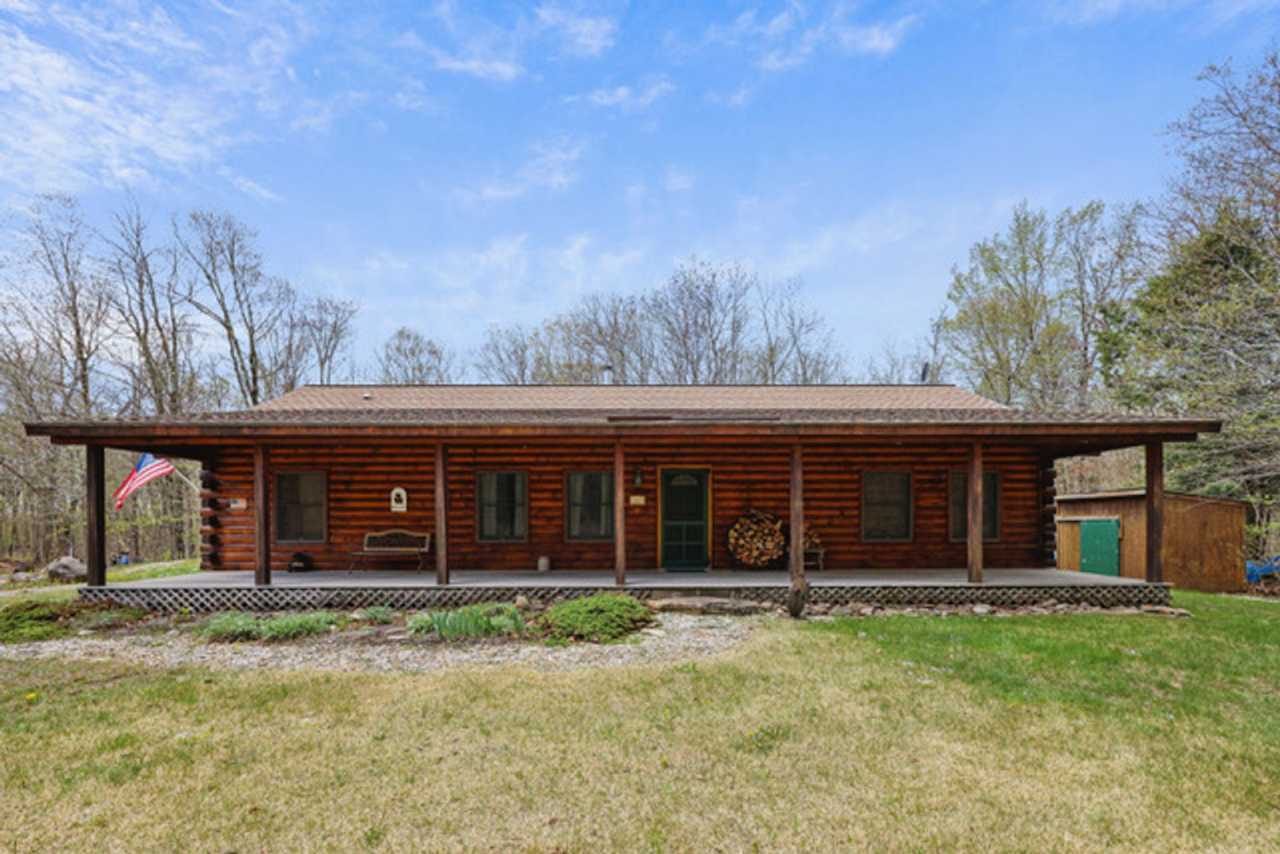 Peaceful Log Home Retreat – Long-Term Becket Rental Near Nature  Culture