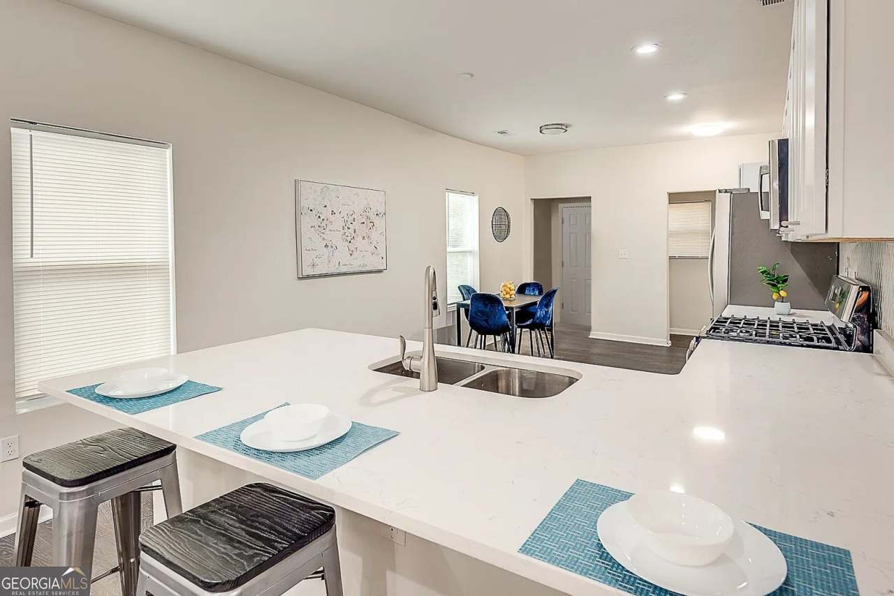 Room in 3 Bedroom Home at Fair St SW