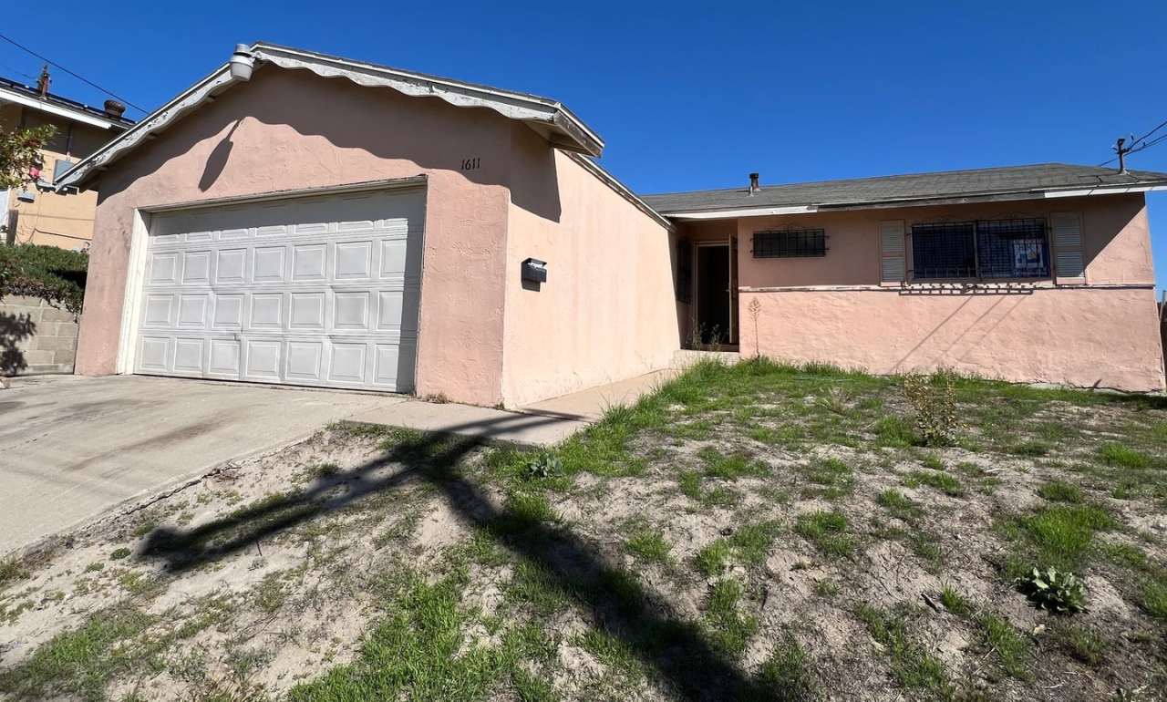 ***$200 Move-in special if you move-in by the end of April*** Amazing deal for Lovely three-bedroom house in Lemon Grove!