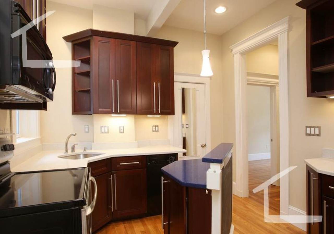 Nicely renovated 2 bed in the heart of Fenway!
