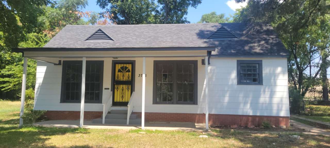 Beautiful 3 bedroom/1 bath Cottage with Laundry Room!