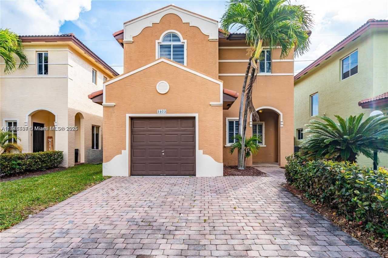 1073 NE 41st Ter