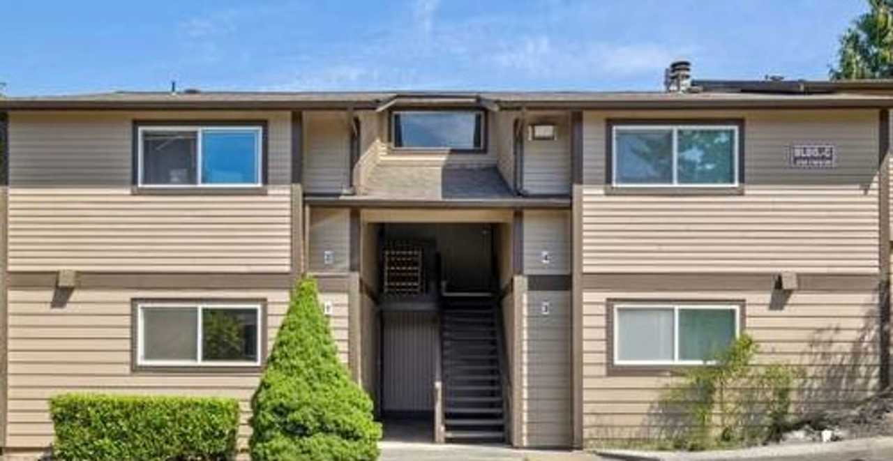 Updated 1 Bedroom 1 Bath Upper Unit Condo in Lynnwood $1500 month