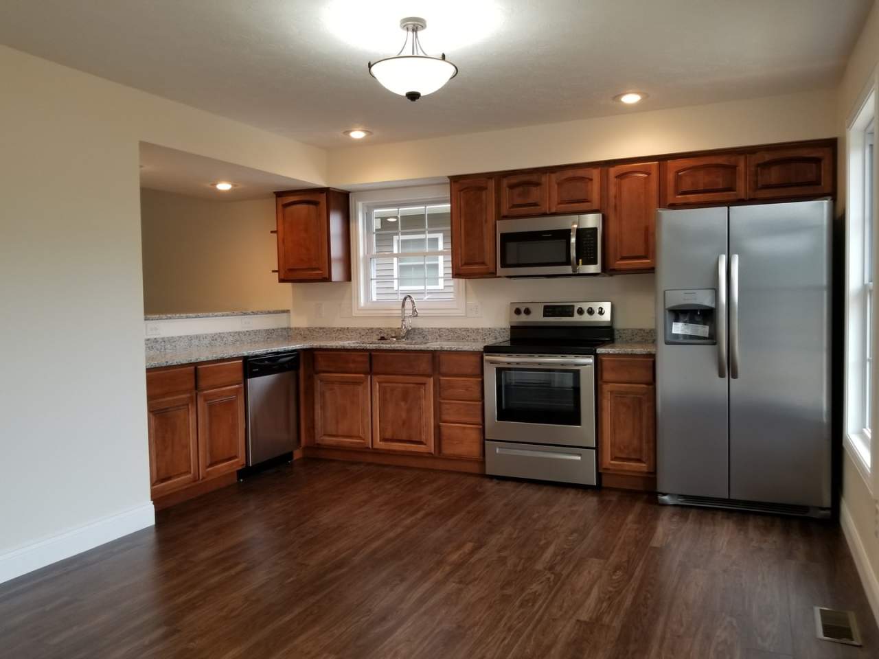 BEAUTIFUL TOWNHOUSE IN BLOOMINGTON, Great Deal!