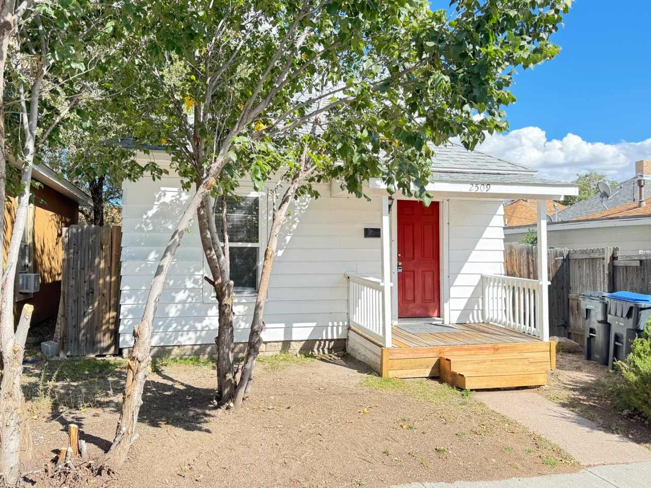 2 BEDROOM, 1 BATHROOM SINGLE FAMILY HOME CLOSE TO DOWNTOWN CHEYENNE