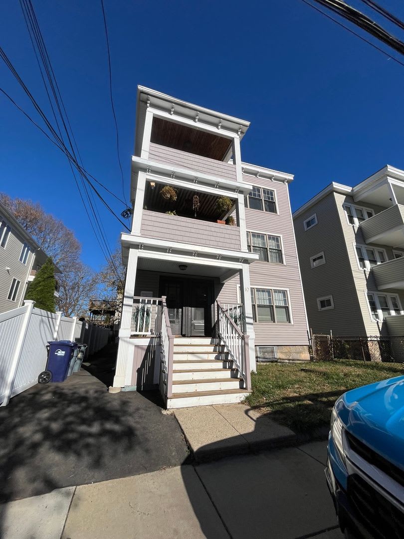 Charming 2BR Duplex in Dorchester location location location.