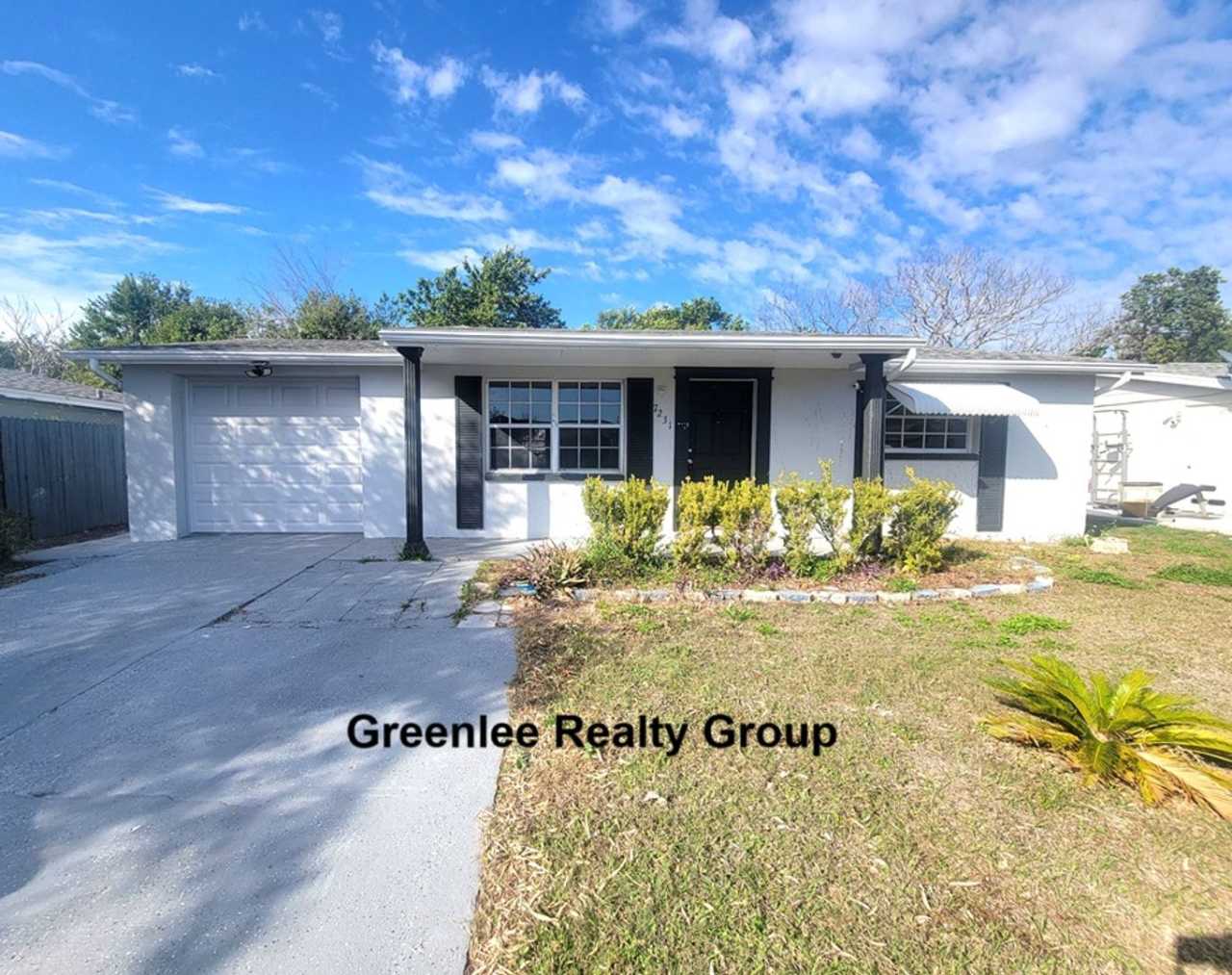 Cute 3/1/1 off regency park! Tile throughout- Dog Friendly!