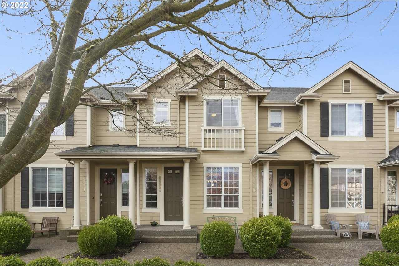 Available 2BD/2.5BATH Townhome in Desirable Fountain Court  Progress Ridge Area! **HOLIDAY SPECIAL!!