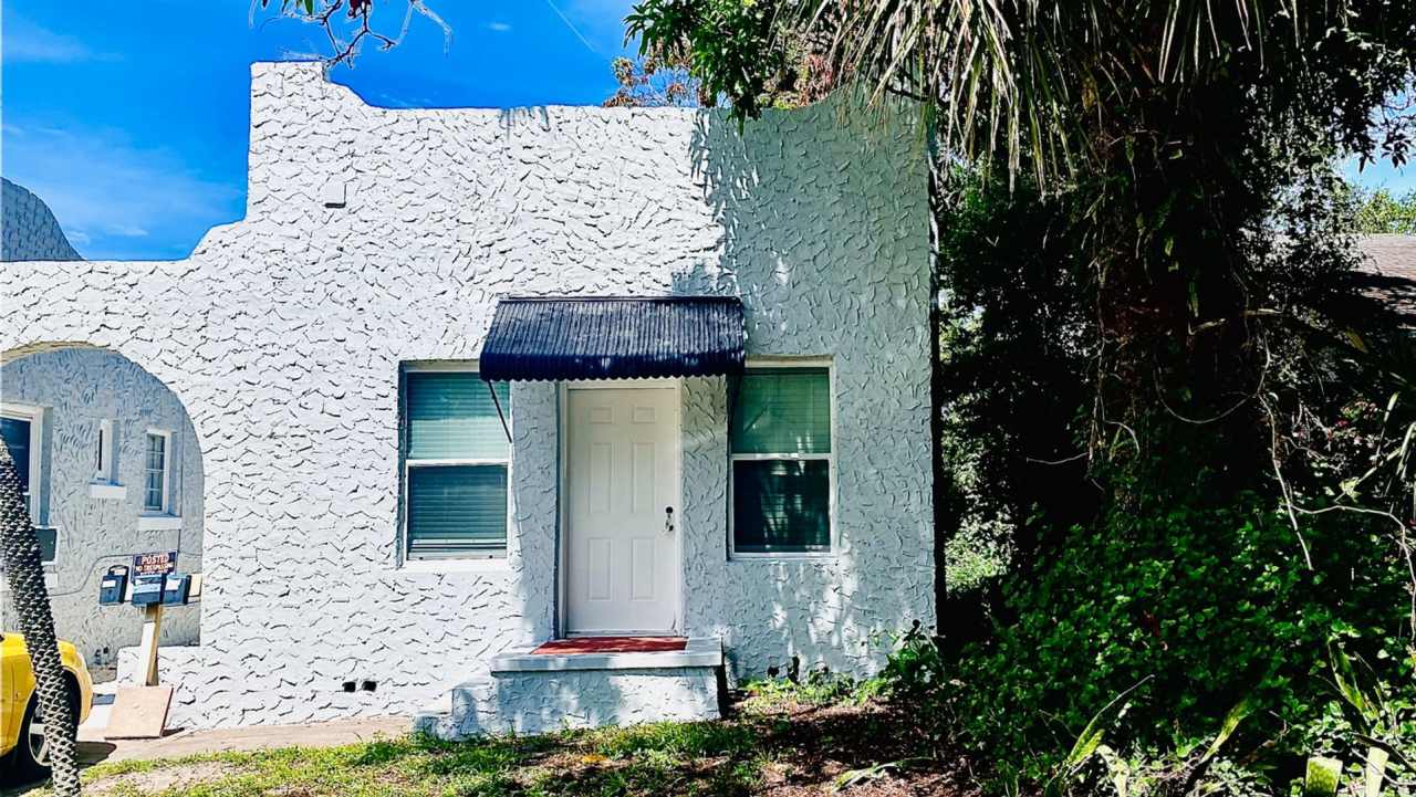 Charming 2BR House in Bradenton. Walking distance to downtown, close to Supermarket, Restaurants, 8 miles to Manatee Beach. Fully renovated in 2023.