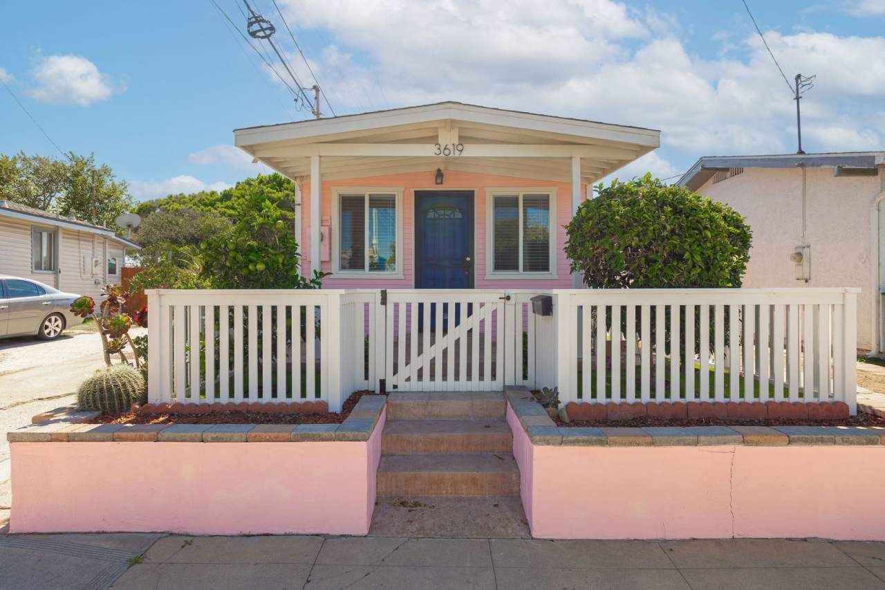 Beautifully Upgraded 2 Bedroom Starter Home!