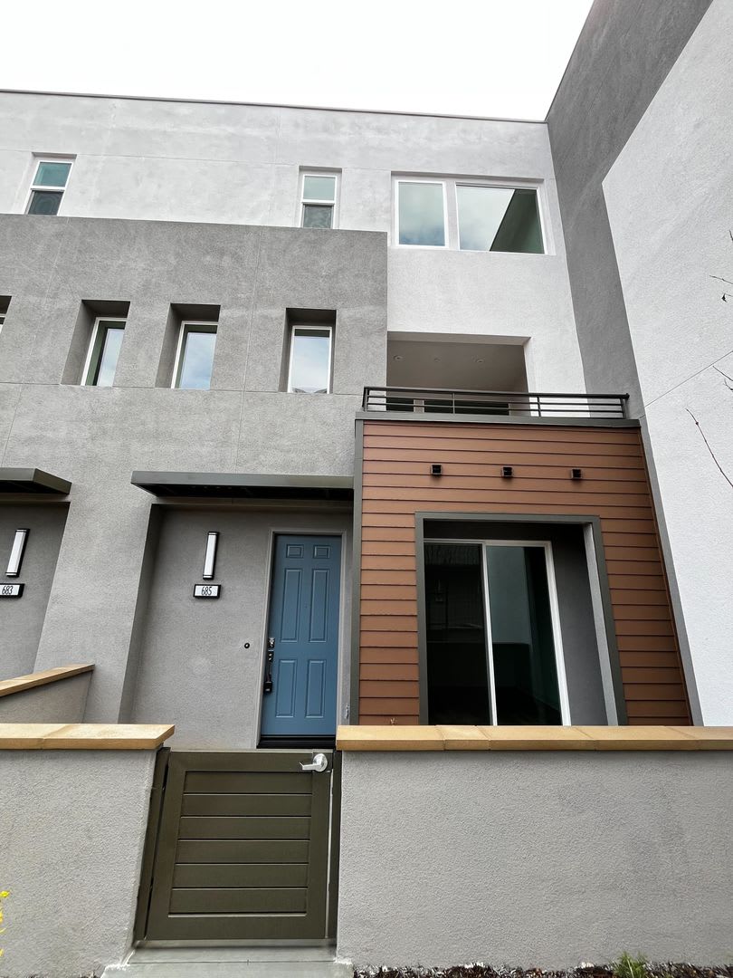 Modern 3-Bed Condo in Gated Santa Ana Community – Prime Location Near MainPlace Mall!