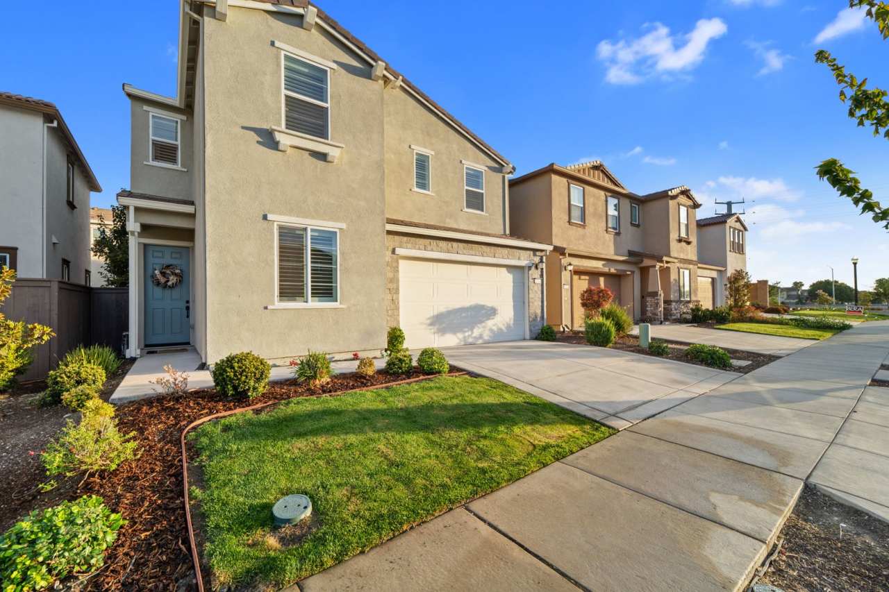 Gorgeous 4 Bedroom 3 bath in Northlake